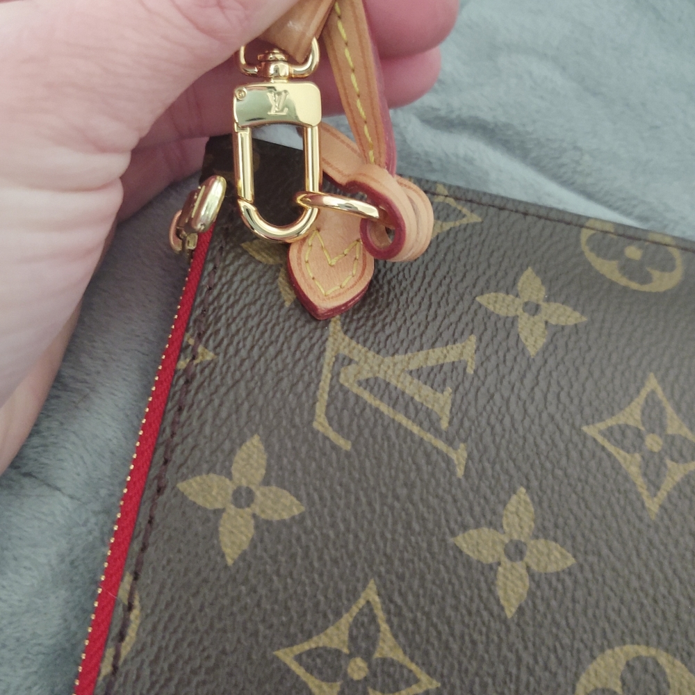 LV pochette